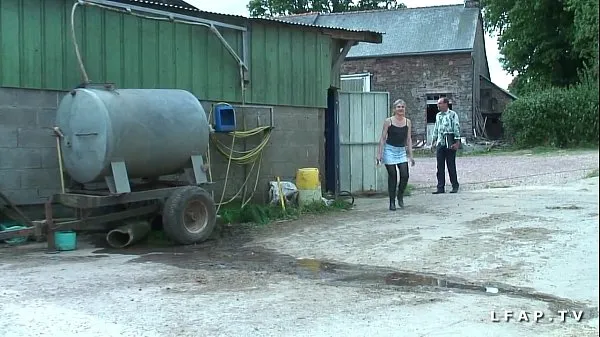 Nagy French mature gets her ass fucked hard by grandpa and his farm friends teljes cső