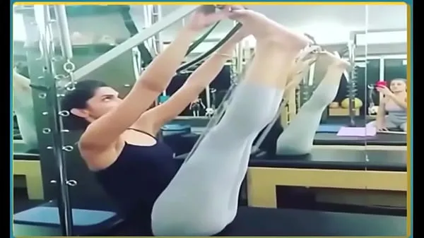 Grote Deepika Padukone Exercising in Skimpy Leggings Hot Yoga Pants totale buis