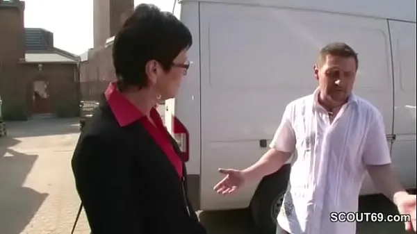 Μεγάλο German Short Hair Mature Bailiff Seduce to Fuck Outdoor on Car by Big Dick Client συνολικό σωλήνα