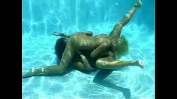 Büyük Exposure - Lesbian underwater sex toplam Tüp