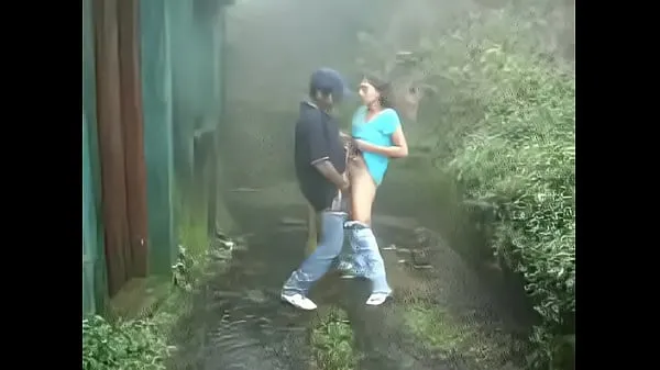 Grote Indian girl sucking and fucking outdoors in rain totale buis