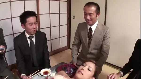 Grote Sashima eaten off of japanese woman totale buis