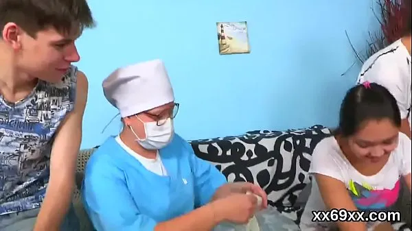 大Man assists with hymen physical and drilling of virgin cutie总管