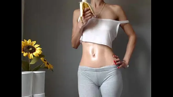Big Fitness girl shows her perfect body celková trubka