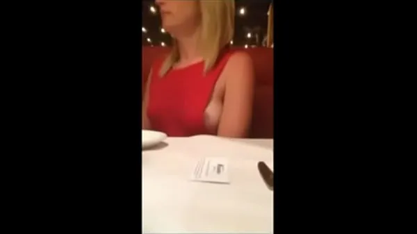 Stor milf show her boobs in restaurant totalt rör