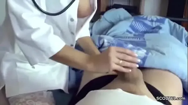 Veľká Nurse jerks off her patient totálna trubica