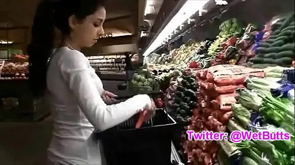 Μεγάλο Teenage playing with carrot on the market συνολικό σωλήνα