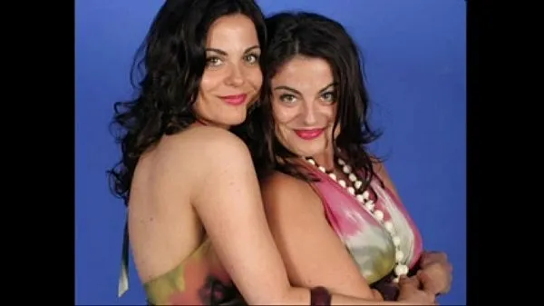 หลอดรวมIdentical Lesbian Twins posing together and showing allใหญ่