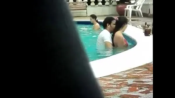 Tubo grande Young naughty little bitch wife fucking in the pool total
