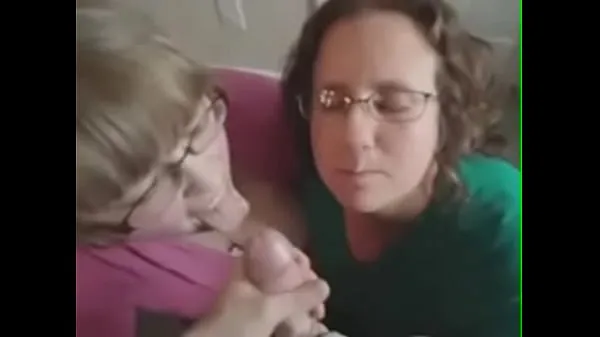 큰 Two amateur blowjob chicks receive cum on their face and glasses 총 튜브