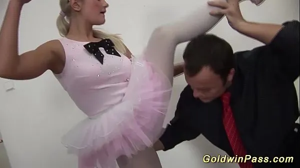 Velika flexible ballerina gets fisted skupna cev