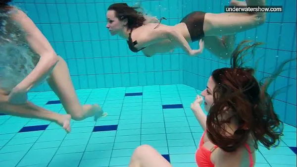 Duża 3 nude girls have fun in the water całkowita rura