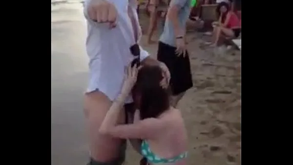 Grande Paying blowjob on the beach tubo totale