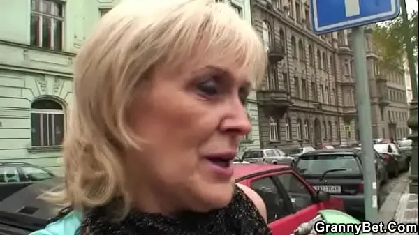 Velika Old granny prostitute takes it from behind skupna cev