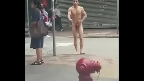 Μεγάλο nude guy walking in public συνολικό σωλήνα
