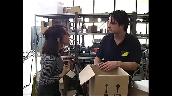 Μεγάλο Sexy secretary in a warehouse by workers συνολικό σωλήνα
