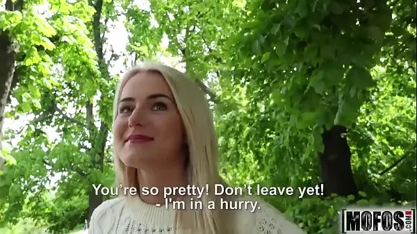 Velika Blonde Hottie Fucks Outdoors video starring Aisha skupna cev