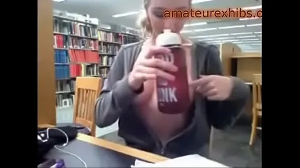 Grote Busty girl flashing in the library totale buis