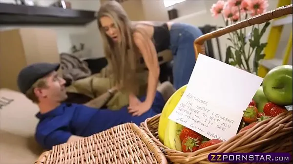 Store Sexy blonde gets fucked while moving in a new apartment samlede rør