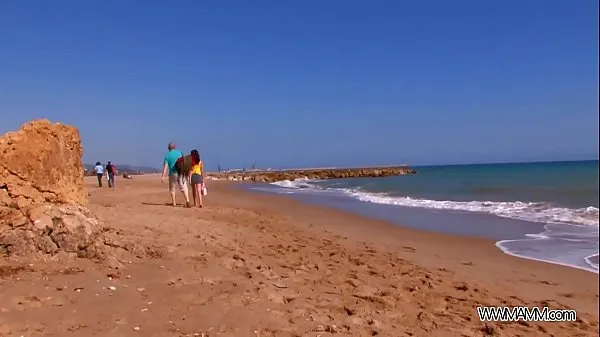 Grote Myfirstpublic b. brunette convince dude on the beach to fuck her wet pussy totale buis