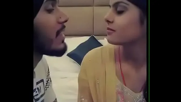 Velika Punjabi boy kissing girlfriend skupna cev
