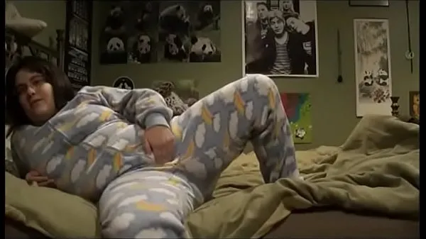 أنبوب FOOTIE PAJAMA PLAYING: Playing in my parents' bed in pajamas, I masturbate while thinking about my step brother كبير