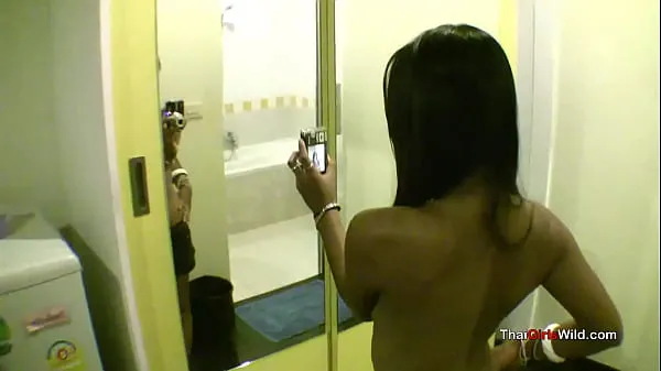Duża Horny Thai girl gives a lucky sex tourist some sex całkowita rura