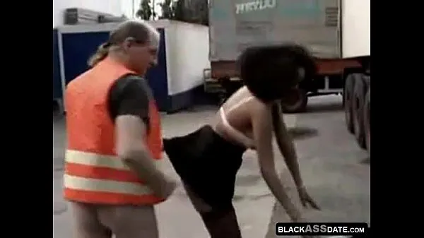 Grote Black hooker riding on mature truck driver outside totale buis