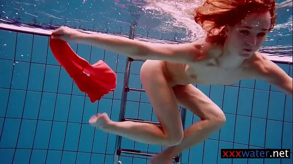Veľká Avenna enjoys swimming in the pool totálna trubica