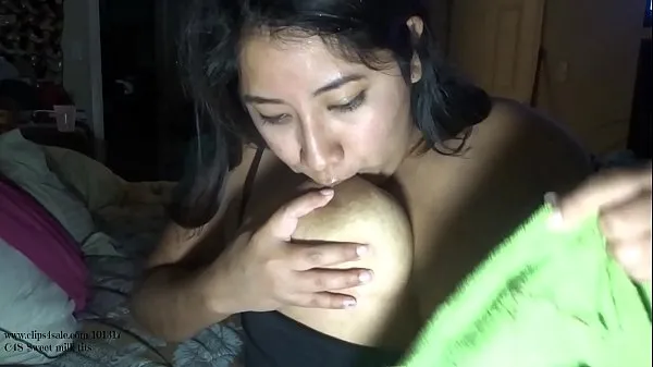 Tabung total Mom suckles,swallows,squirt her tit milk 20 besar