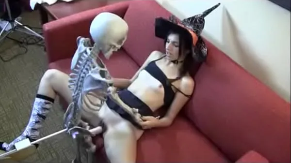 Grote Who is she? Witch fucking skeleton totale buis