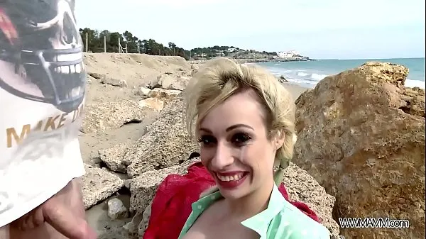 Veľká Wild beach fuck with busty blonde eating sperm totálna trubica