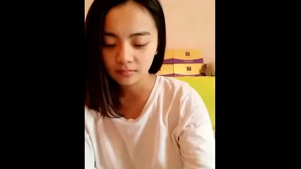 Duża Young Asian teen showing her smooth body całkowita rura