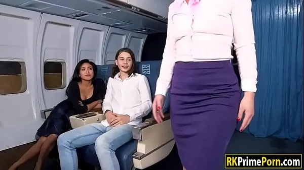 Μεγάλο Flight attendant Nikki fucks passenger συνολικό σωλήνα