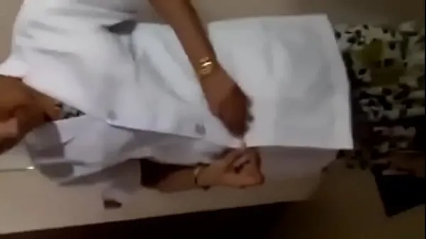 Grote Tamil nurse remove cloths for patients totale buis