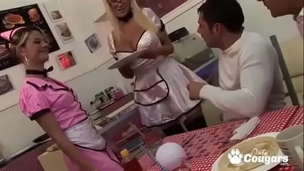 Μεγάλο Waitress With Giant Phony Tits Serves Up Her Pussy συνολικό σωλήνα