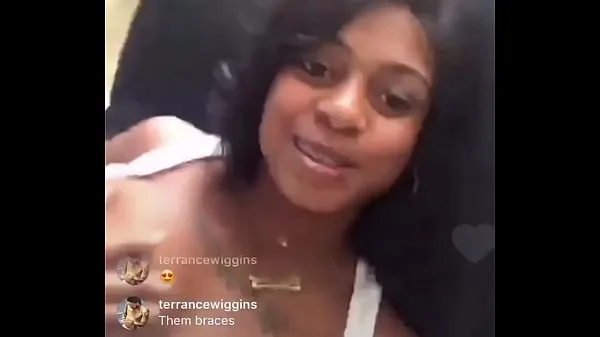 Μεγάλο Instagram live nipple slip 3 συνολικό σωλήνα