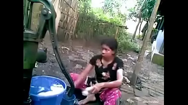 Duża Desi village girl outdoor bath całkowita rura
