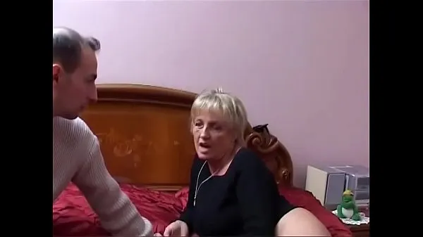Nagy Two mature Italian sluts share the young nephew's cock teljes cső