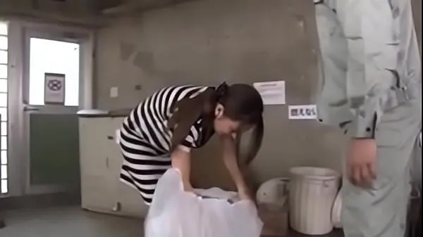 أنبوب Japanese girl fucked while taking out the trash كبير
