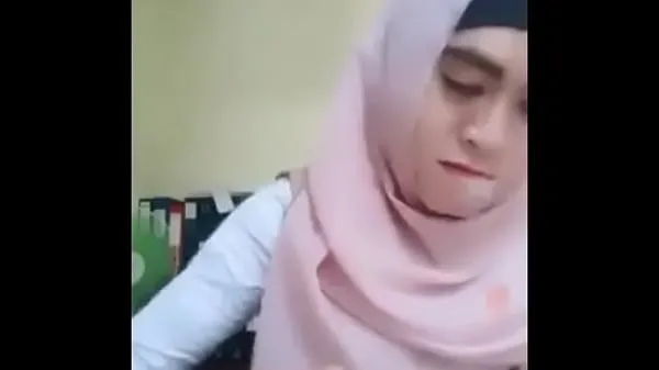 Jumlah Tiub Indonesian girl with hood showing tits besar