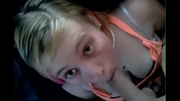 Μεγάλο Blonde teenager deep throat practice συνολικό σωλήνα