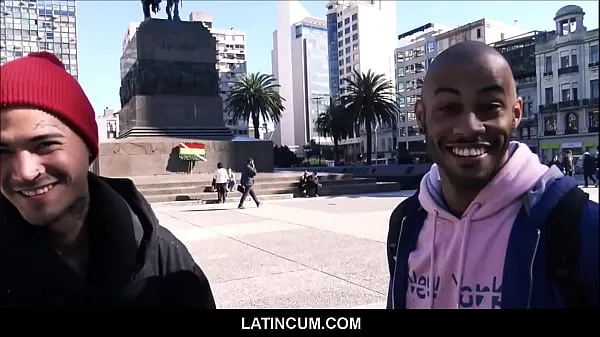 Tubo grande Espanhol latino Twink Kendro se encontra com um cara negro latino no Uruguai para uma cena de merda total