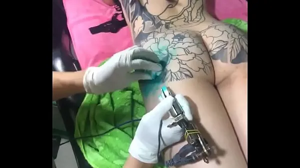 Velika Asian full body tattoo in Vietnam skupna cev