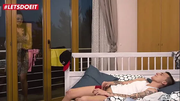 Veľká Step Son gets in Bed with Mom After Being Seduced totálna trubica