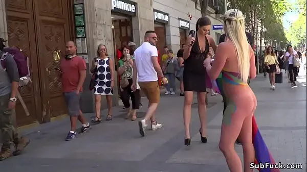 Stor Huge tits painted blonde caned in public totalt rör