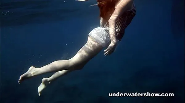 Veľká Nastya swimming nude in the sea totálna trubica