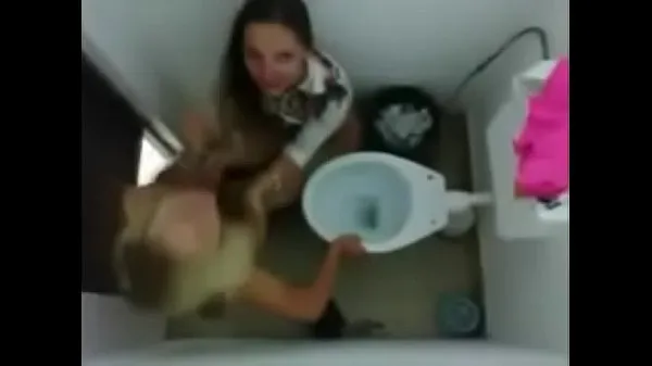 Tabung total The video of the playing in the bathroom fell on the Net besar