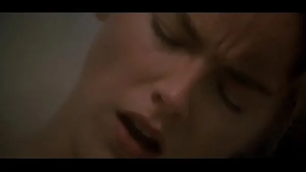 Iso Carly (Sharon Stone) masturbating in Sliver gym scene yhteensä Tube