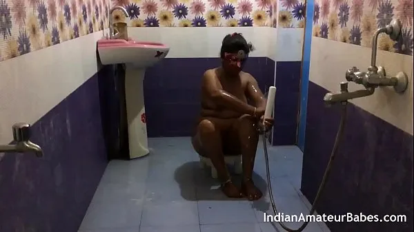Tabung total Indian wife fuck with friend absence of her husband in shower besar